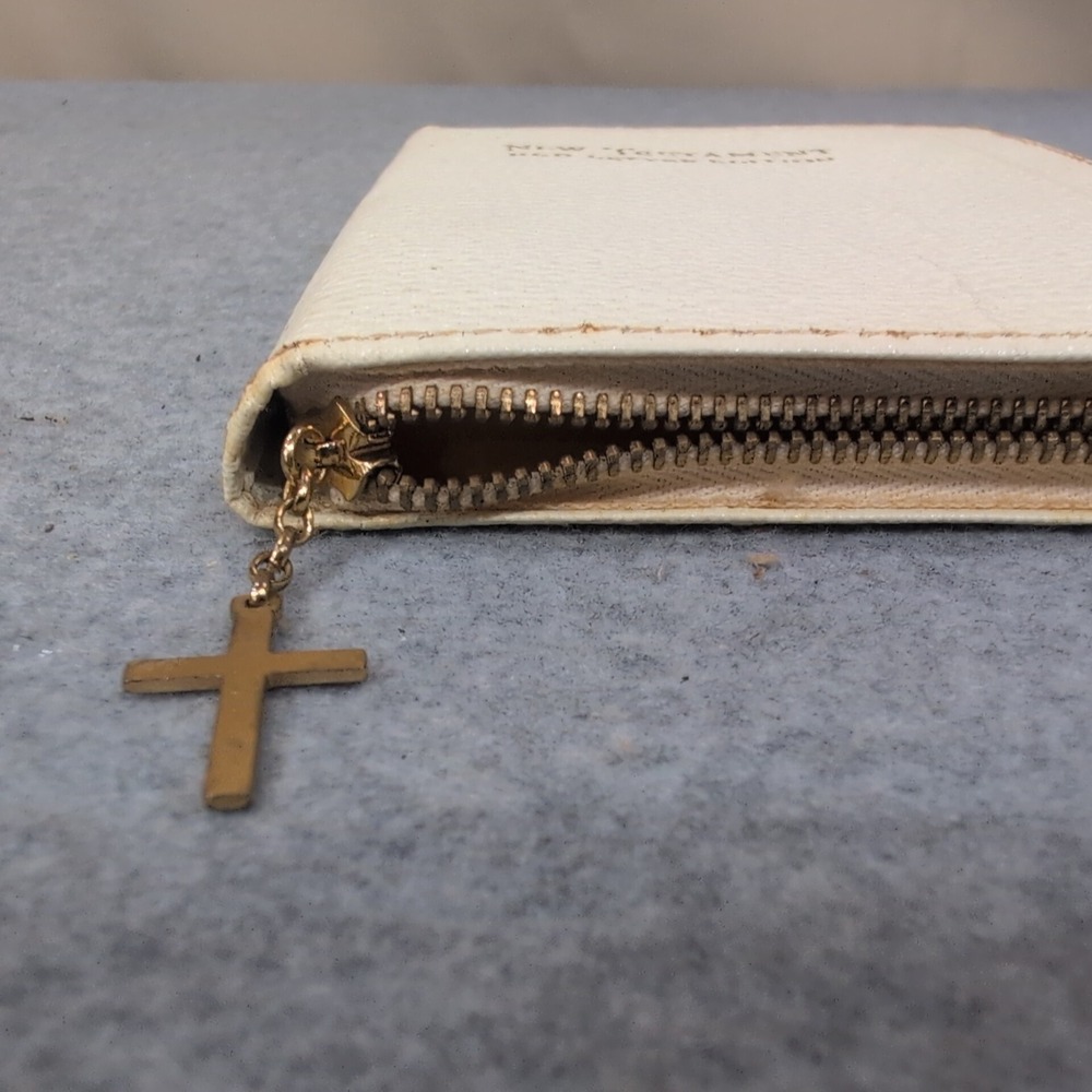World Publishing KJV New Testament Red Letter Edition Zippered White Cross Case - Picture 3 of 10